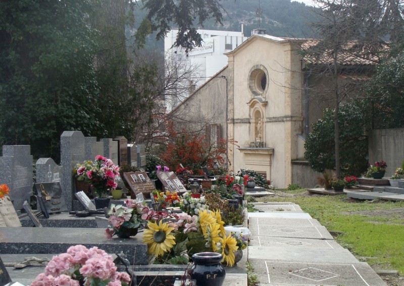 Pompes Funebres pour organiser des obsèques au Cimetière de Saint Menet